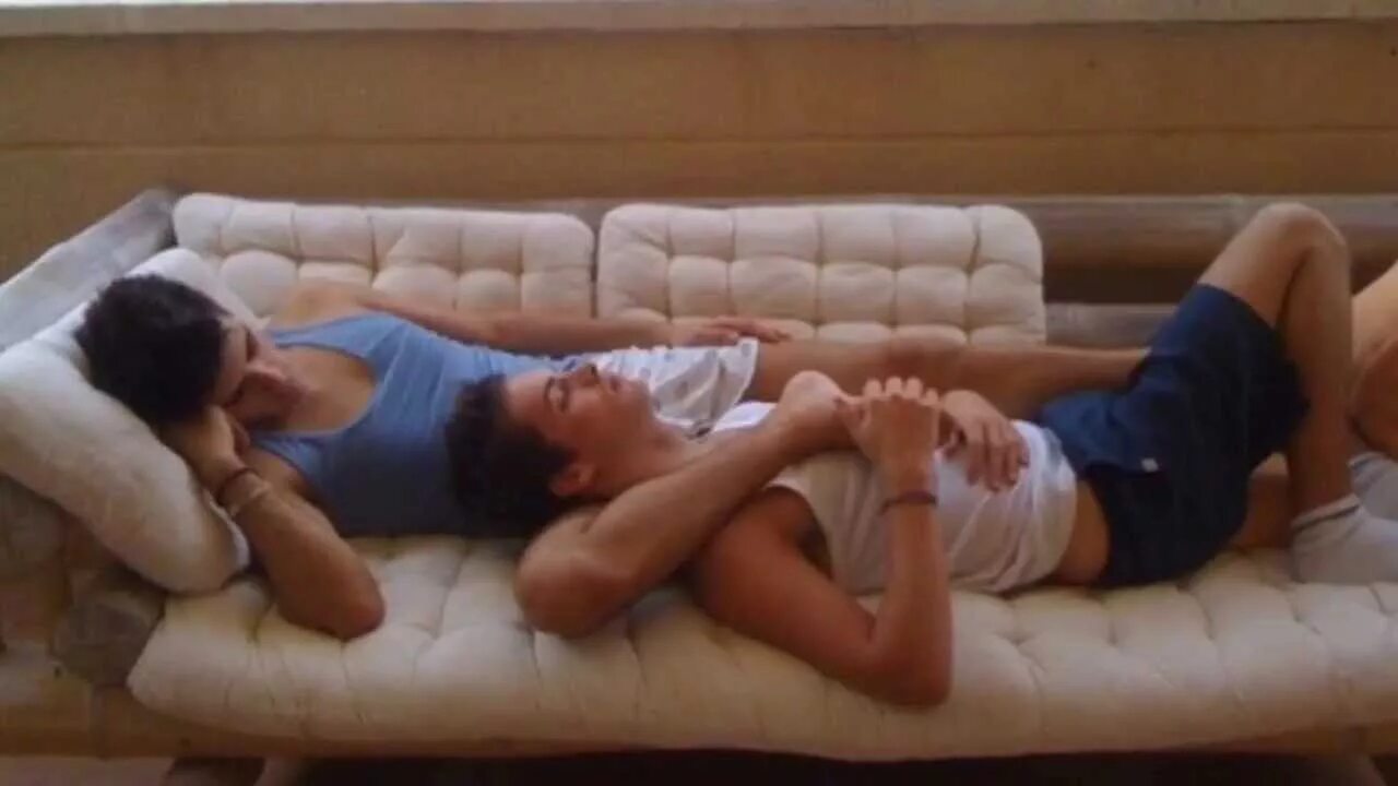 Отсосала другу дома. Парни лежат друг на друге. Двое парней спят на диване. Лежат на диване в обнимку. Два друга спят вместе.
