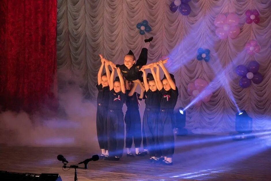 танец летчиков. танец летчиков в детском саду. детский танец пилоты. костюм пилота для танца. выпускной в детском саду стюардессы.