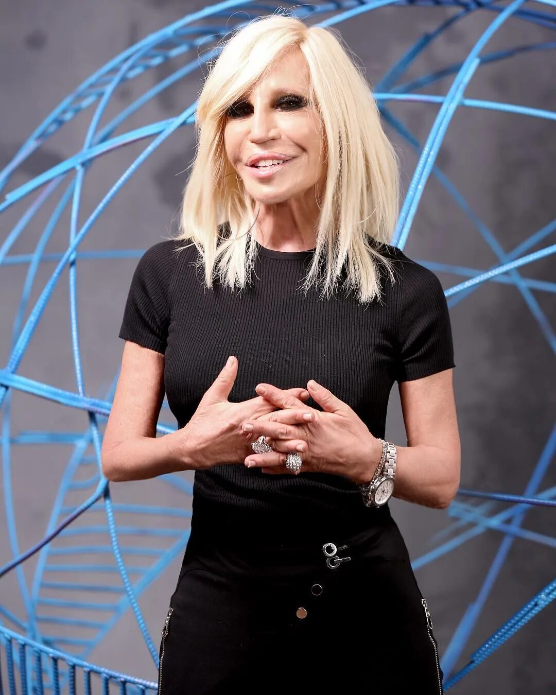 Как выглядит версаче. Донателла версаче. донателла версаче 2025. versace донателла версаче. весаче дрнаиела.