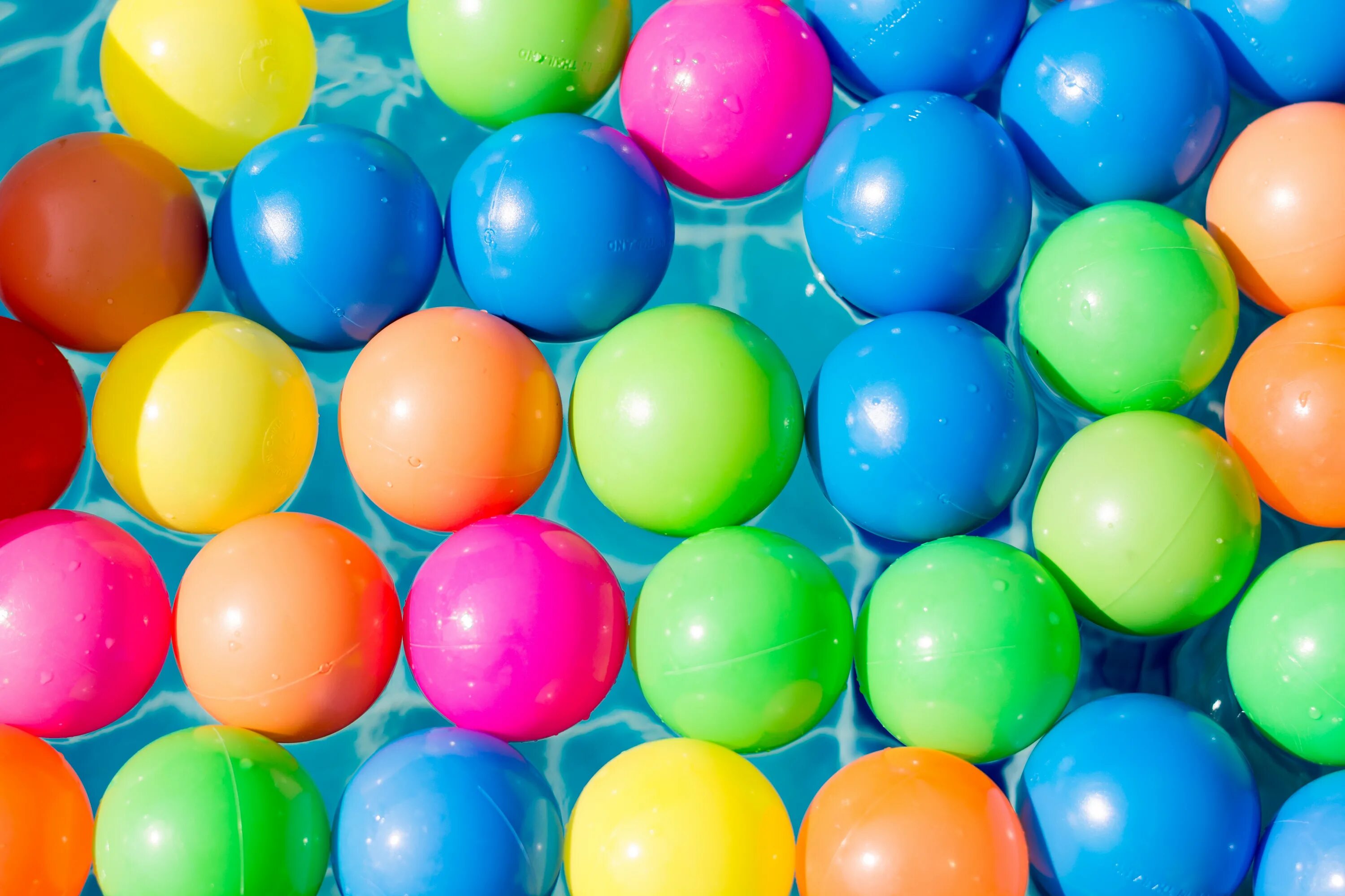Разноцветные шарики. Яркие шары. Яркие воздушные шарики. Воздушный шарик.