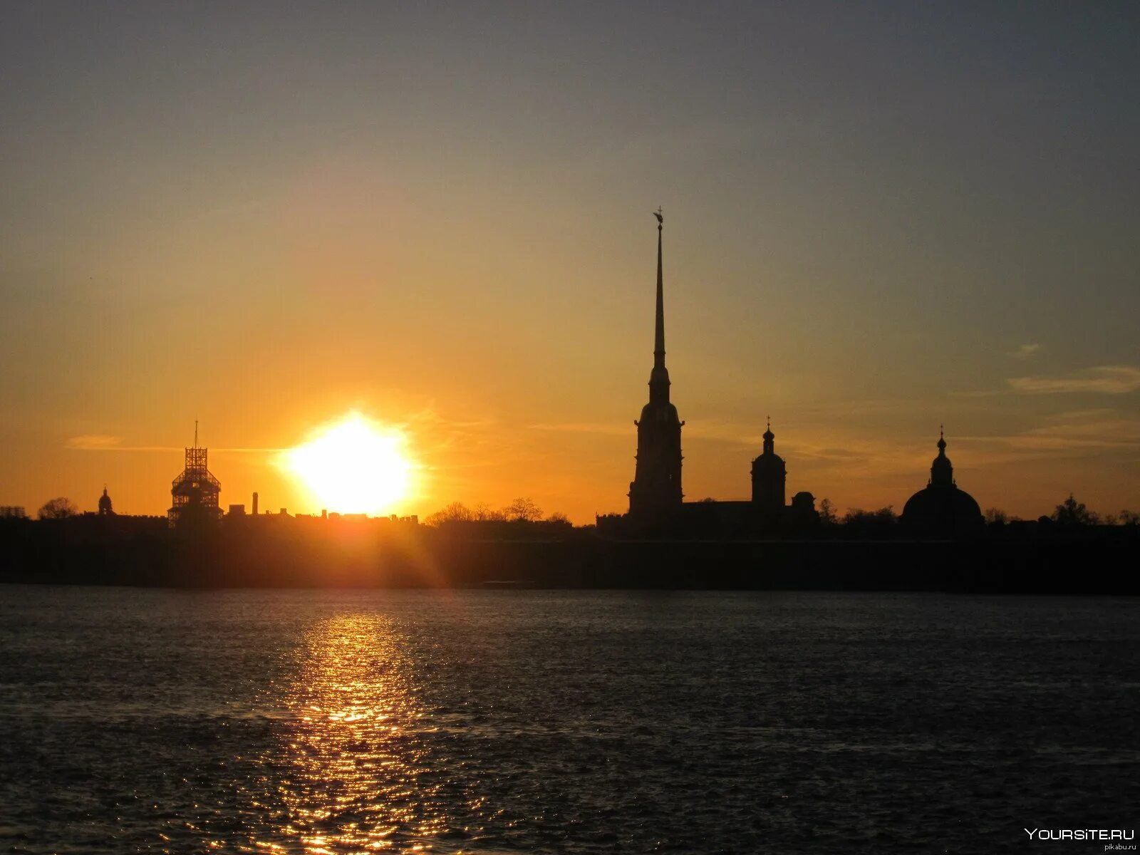 Рассвет в санкт петербурге. Петропавловская крепость. Петропавловская крепость на закате. Санкт-Петербург Петропавловская крепость закат. Санкт-Петербург рассвет.