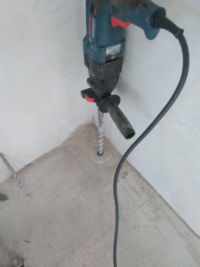 400. Сверление по бетону. Сверление перфоратором 20 мм. Как просверлить бетонную. Как просверлить бетонную.