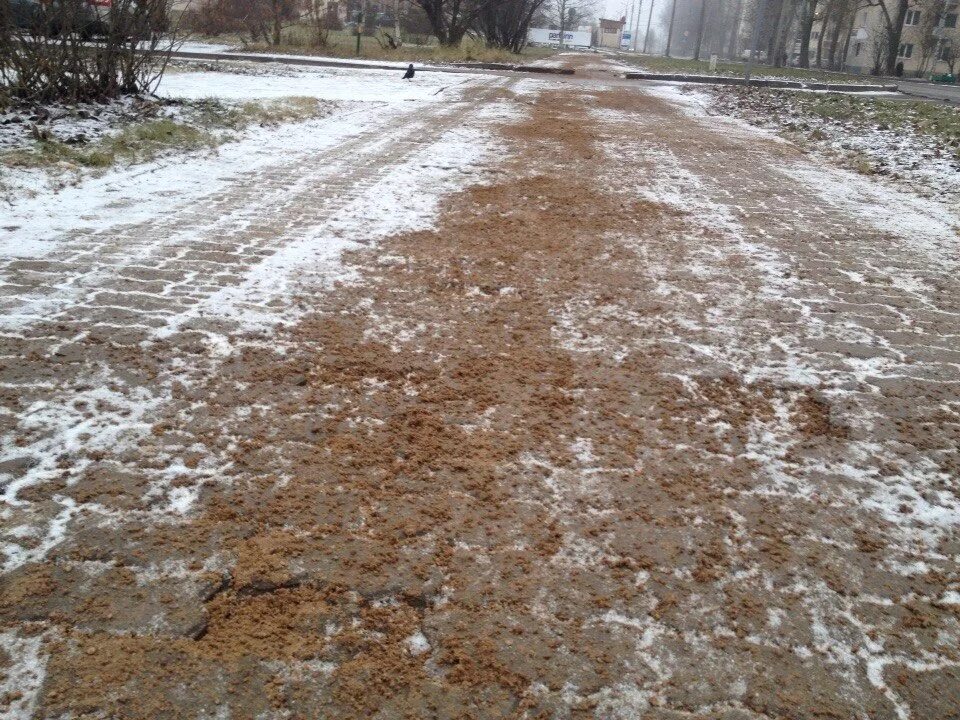 Крошка снег. Песчано-солевая смесь для посыпки дорог. Посыпка дорог песком. Песок на дороге зимой. Песок для дорог от гололеда.