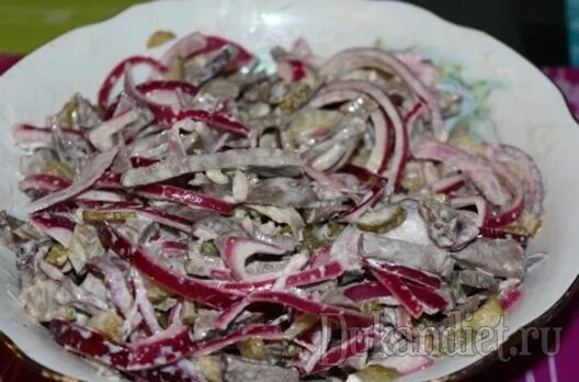 Салат из огурцов и сердца говяжьего. Салат из говяжьего сердца с солеными огурцами. салат с сердцем говяжьим и соленым огурцом. салат красный лук и говяжьего сердца. салат с говяжьим сердцем жареным луком.