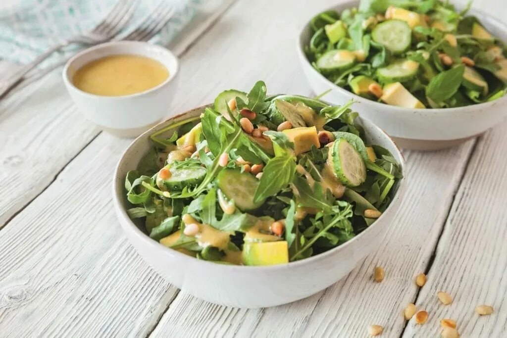 салат руккола черри авокадо. салат из авокадо с рукколой и помидорами. салат авокадо кедровые орехи руккола. салат руккола черри авокадо. салат с рукколой помидорами и кедровыми орешками.