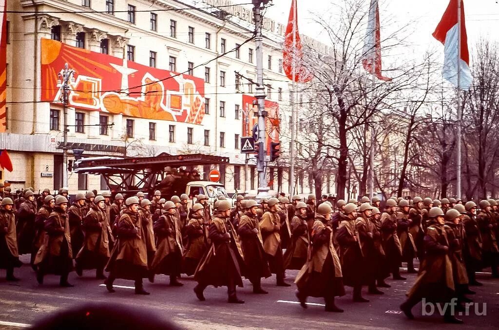Советские праздники. Парад Октябрьской революции СССР. День Великой Октябрьской социалистической революции парад в СССР. Октябрьская демонстрация в СССР. Парад Октябрьской революции 1967,.
