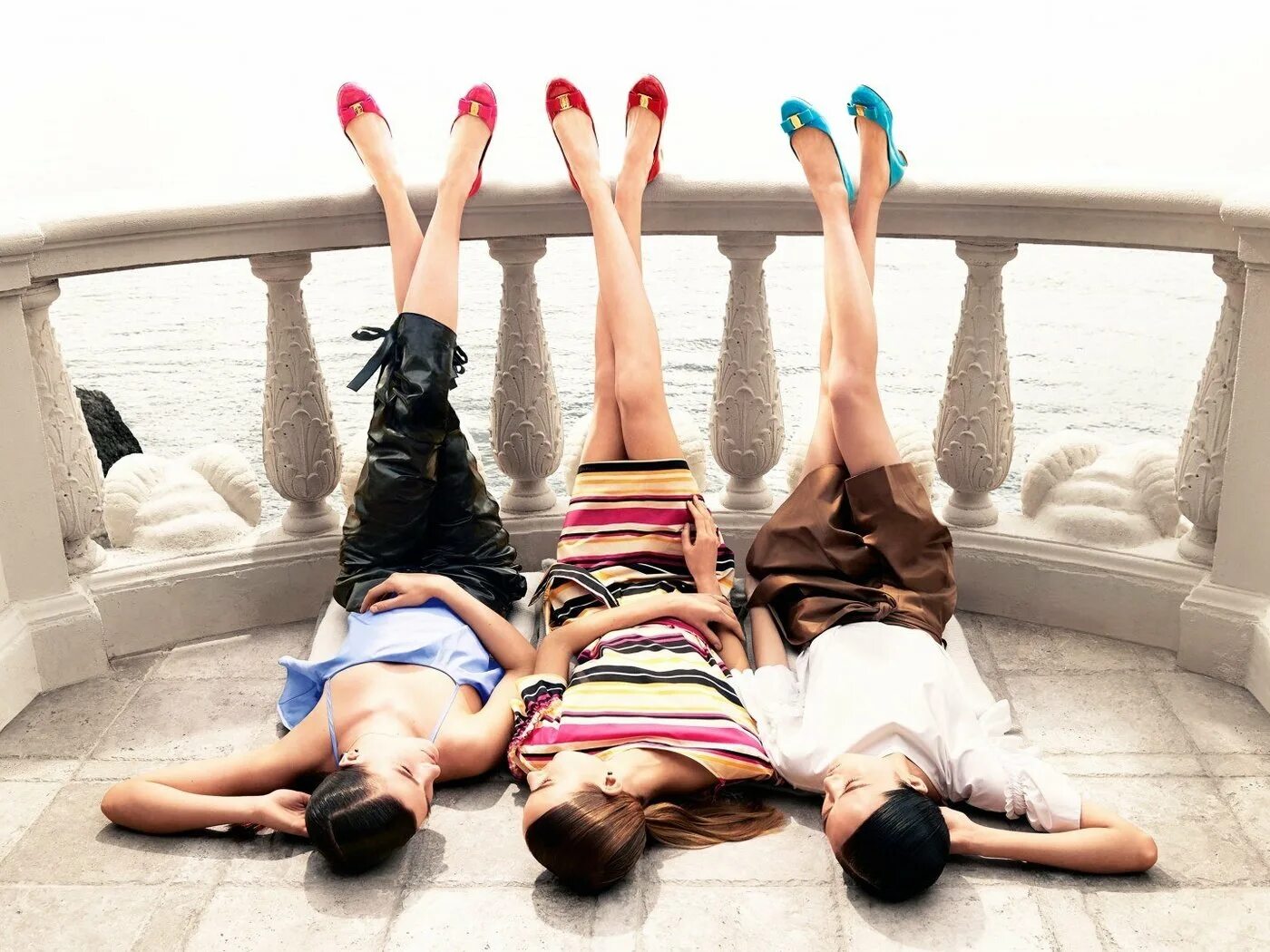 По кругу стоят 2021 блюдец на каждом из которых лежит. Лежат несколько или лежит несколько. Лежит на столе. Кошка много спит. Задача 2 класс в корзине лежит несколько яблок их меньше 10.