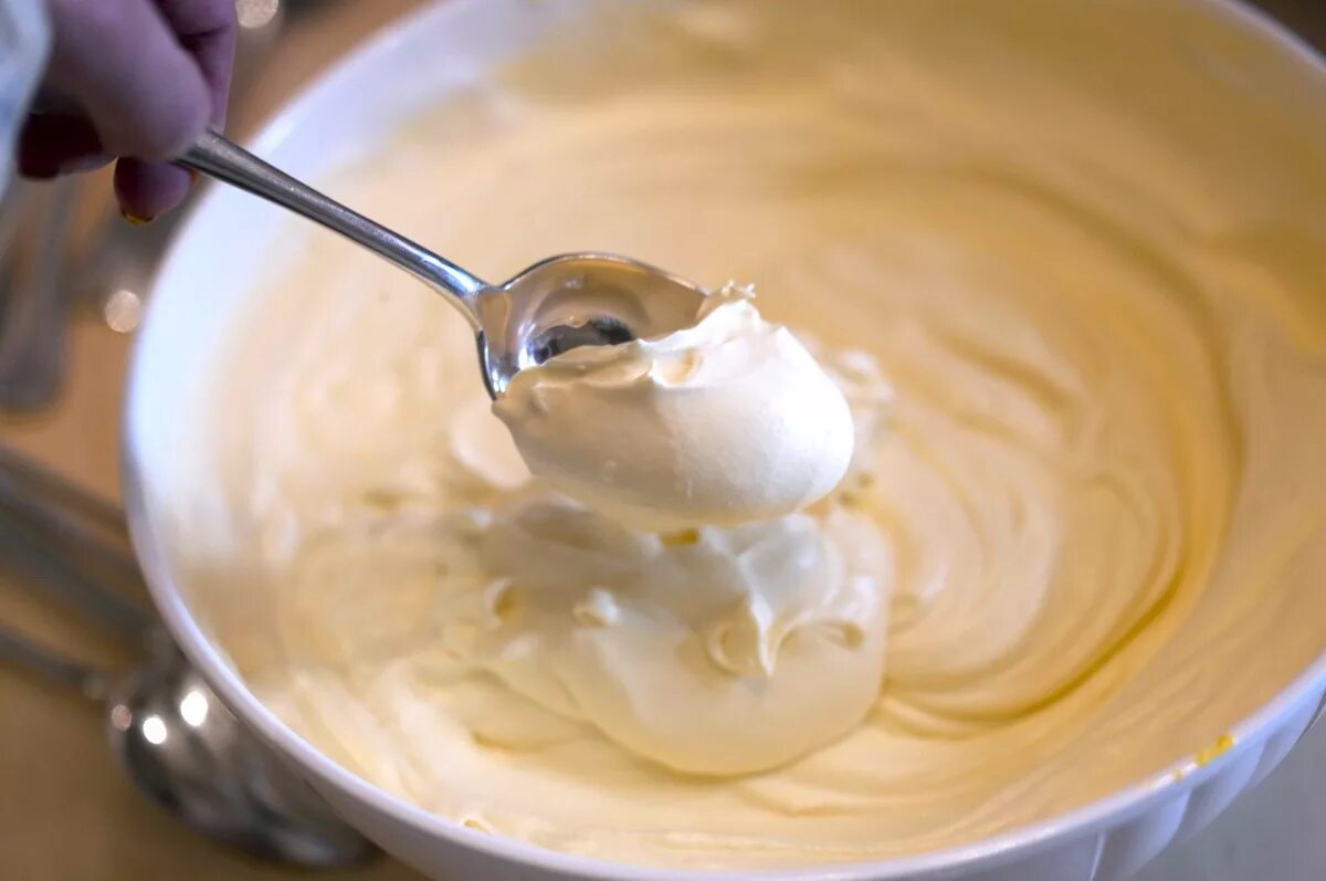 крем из сыра маскарпоне для торта. сливочный крем маскарпоне. крем со сливками и сыром маскарпоне. крем со сливками и сыром маскарпоне. крем сливки творожный сыр маскарпоне.