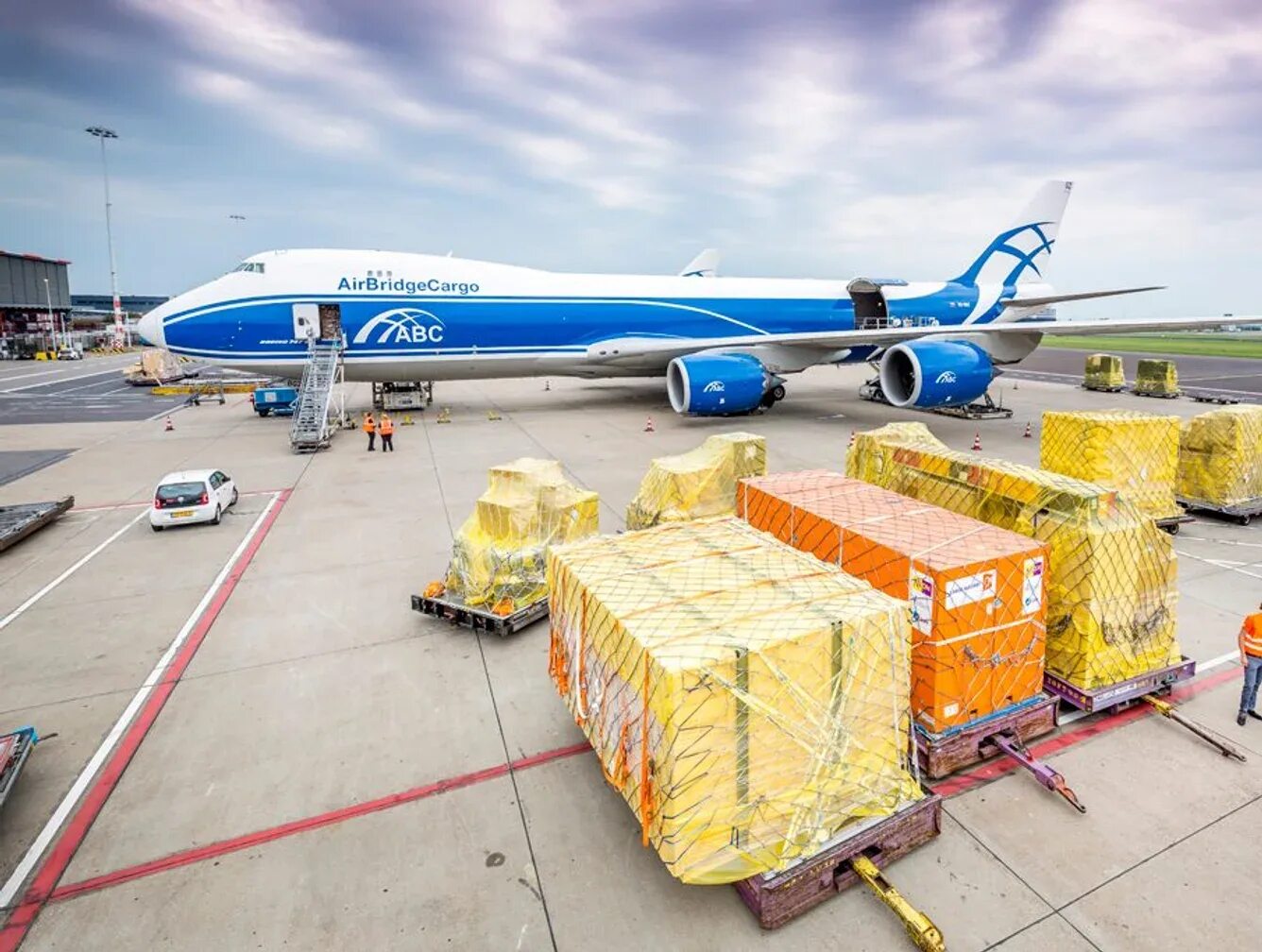 Грузовой аэропорт телефон. Air Bridge Cargo. Аэр бридж карго. Грузовой аэропорт Схипхол. ЭЙРБРИДЖКАРГО погрузка.