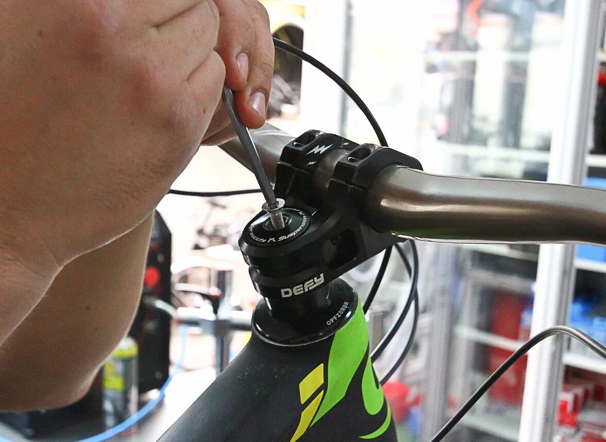 Пыльник амортизатора велосипеда. Велосипед стелс 300 люфт в передней вилке. Люфт в передней вилке r1200gs. Вилка сцепления гранта. Велосипедная рулевая колонка стелс.