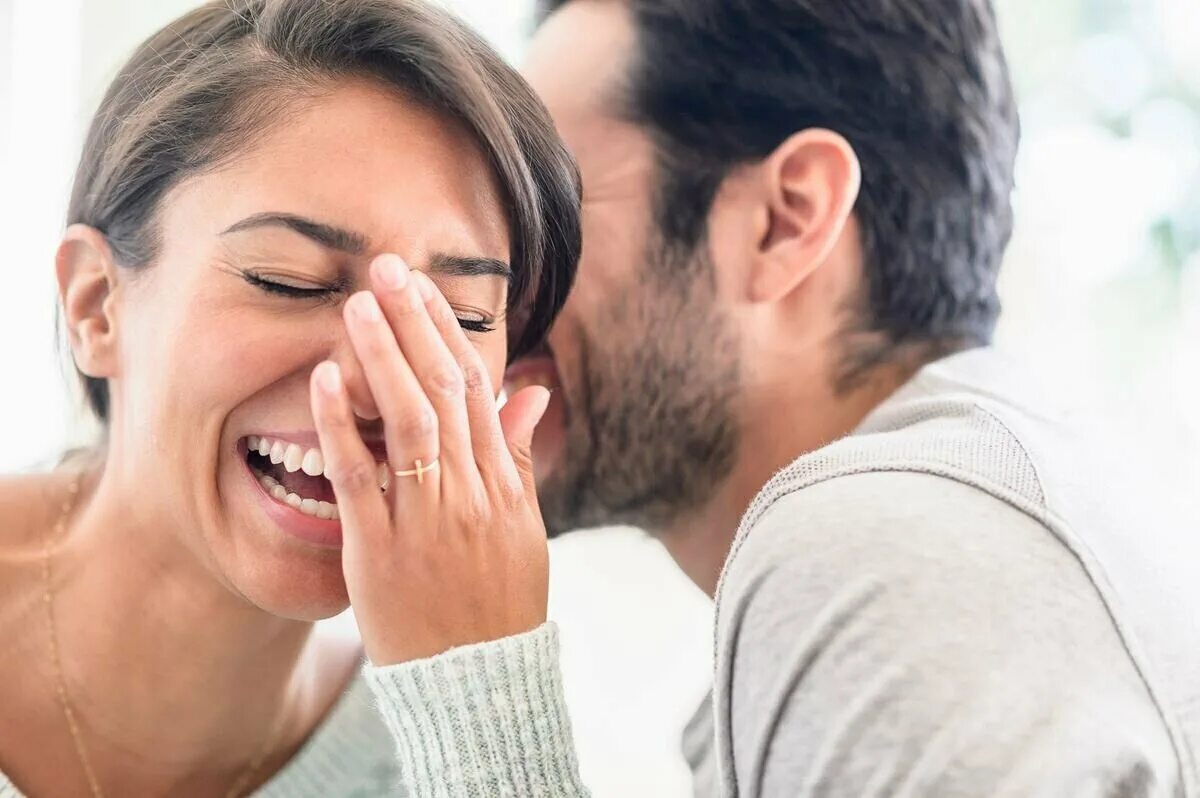 Яркие эмоции. Женщина хохочет. Позитивный человек. Как чувство юмора влияет на настроение людей. Разнообразные эмоции.