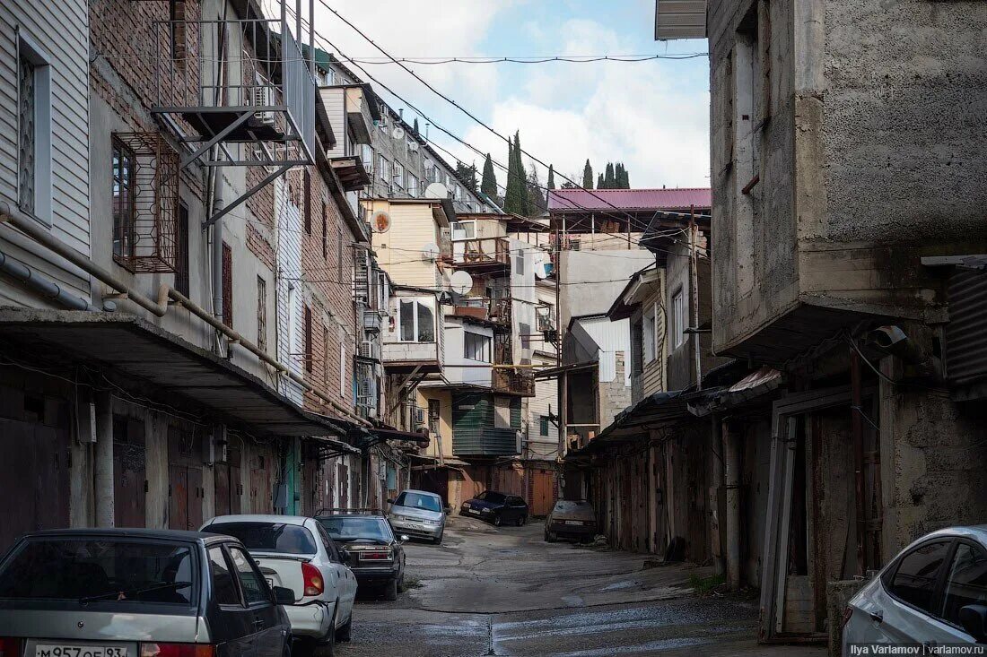 Гаражи сочи фото. Фавелы адлер. гаражные фавелы в сочи. фавелы в сочи варламов. трущобы сочи.