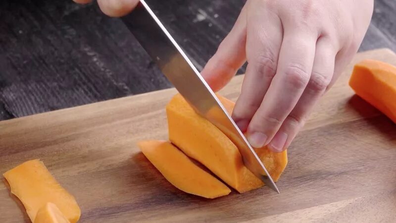 Нарезка овощей. Морковь нарезанная. Нарезать морковь крупными кусками. Нож для нарезки моркови. Нож режет овощи