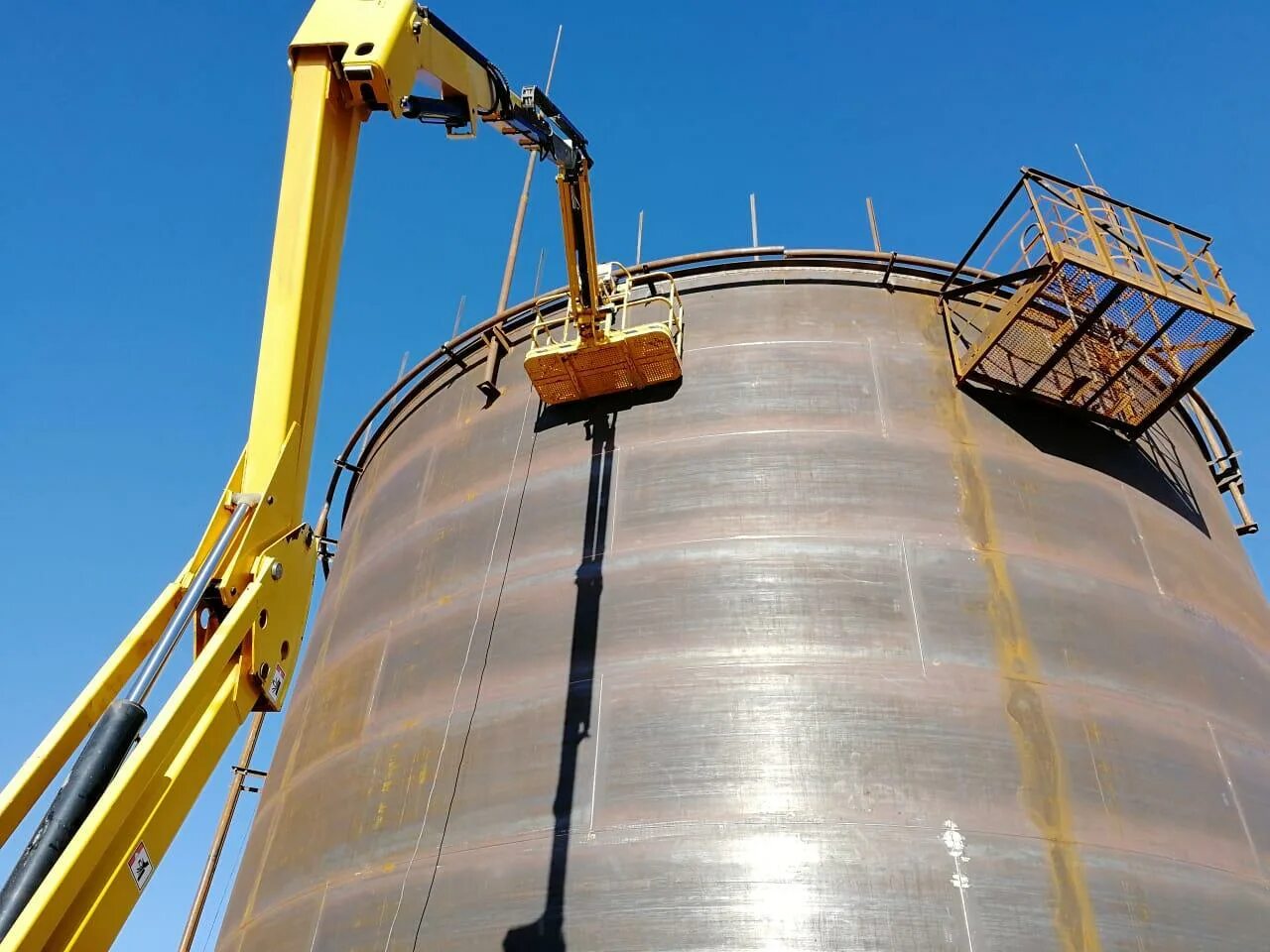 рвс 1000 м3. 2000 м3. резервуар вертикальный стальной рвс-2000м3. рвс 1000 м3 теплоизоляция. резервуарный парк рвс 2000.