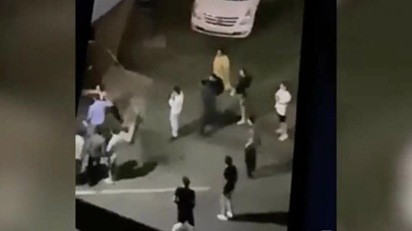 Участники конфликта бросились в драку. Драка с двумя таксистами. Домодедово драка на авангарде 20 человек. Кавказцы напали на мужчину с ребенком. Участники конфликта бросились в драку.