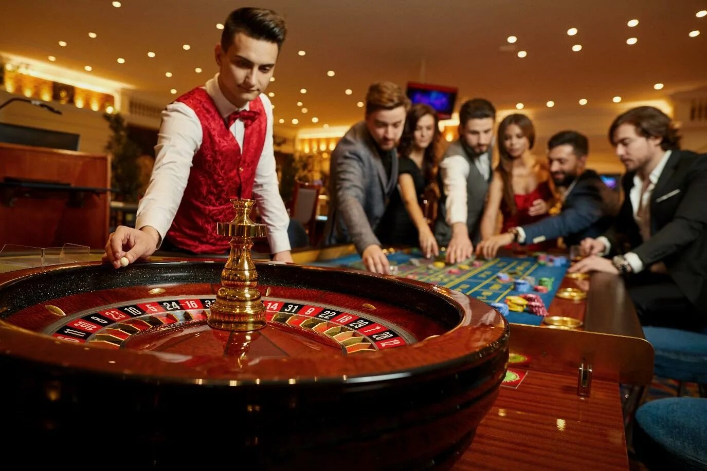 Топ игр рулетки. Рулетка Roulette Casino. Рулетка казино крупье. Крупье Лас Вегас. Казино Монте Карло крупье Рулетка.