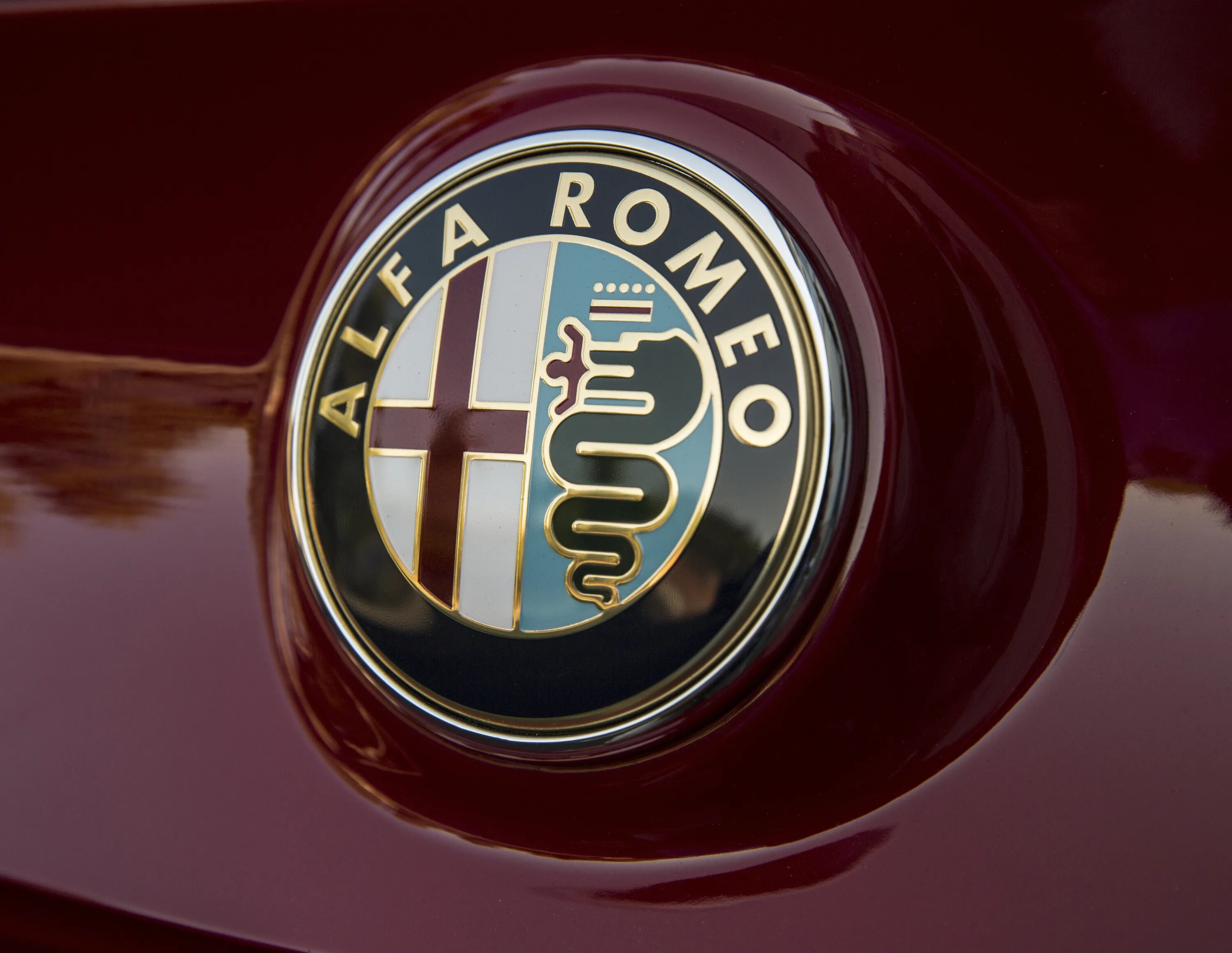 Знак альфа ромео. Alfa Romeo машина лого. Alfa Romeo 4c logo. Альфа Ромео значок. Альфа Ромео значок машины.