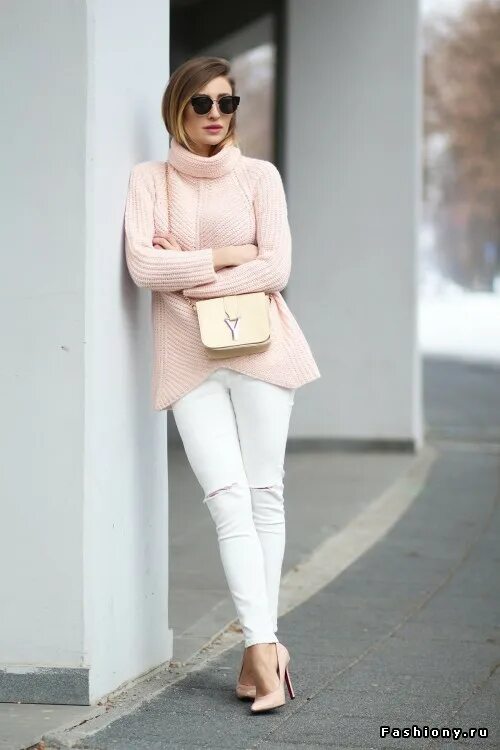 повседневный образ. образы с белыми джинсами. белые джинсы с белым свитером. водолазка с джинсами. белые джинсы женские с водолазкой.