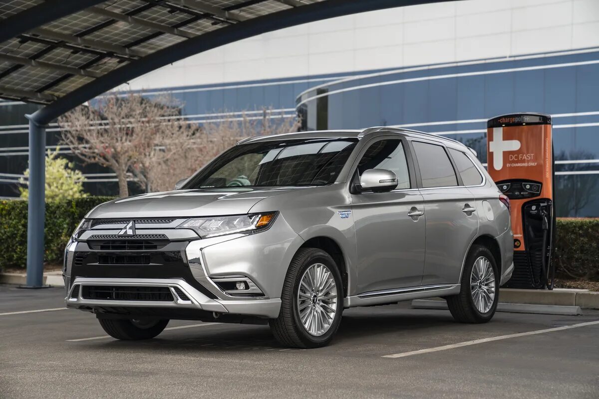 Митсубиси Аутлендер 2021. Mitsubishi Outlander PHEV 2021. Митсубиси Аутлендер PHEV. Митсубиси Аутлендер гибрид.