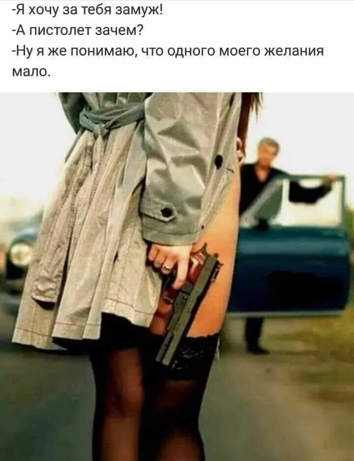 Худенькая блондинка в чулочках в парке