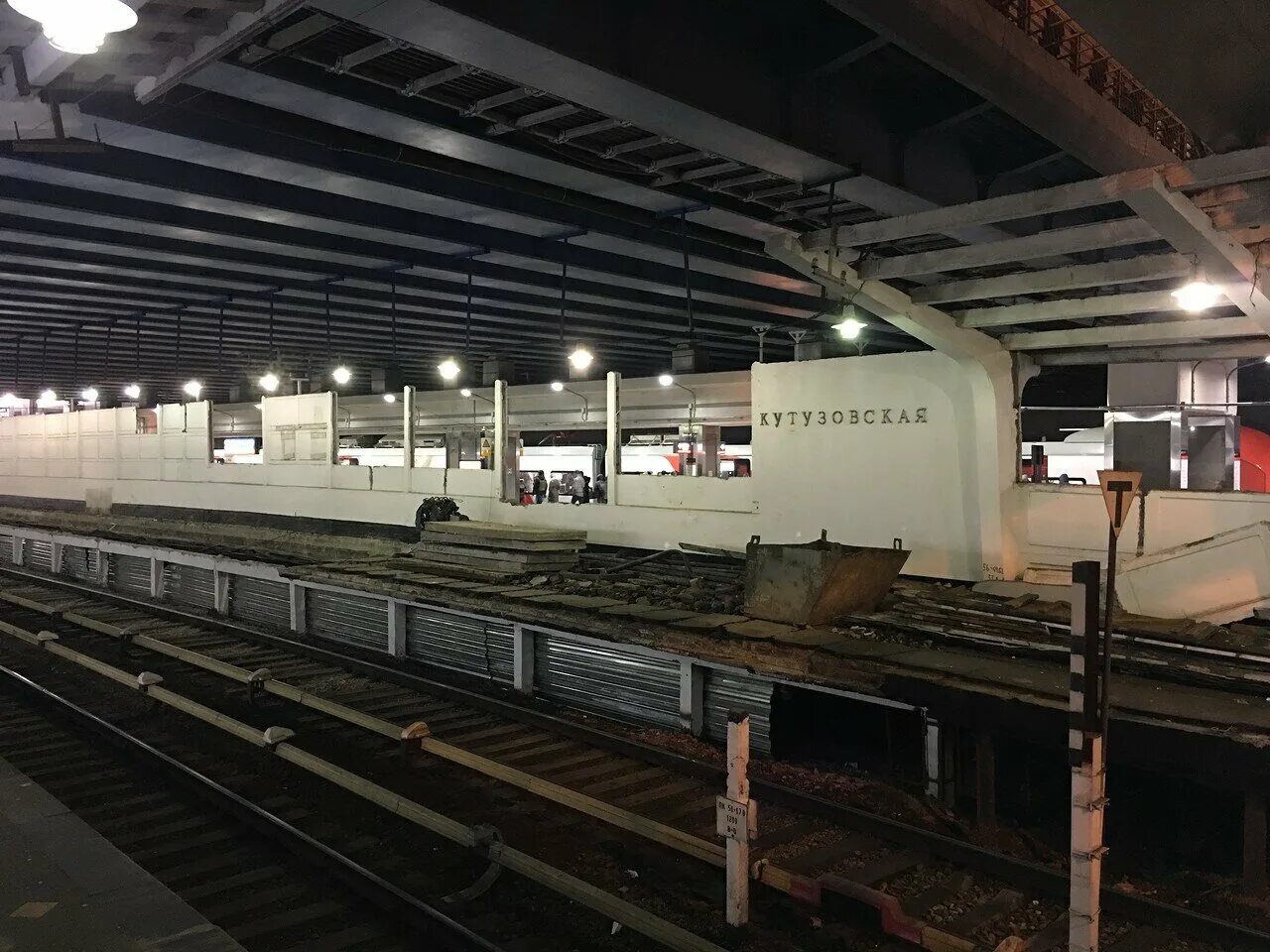 Станция метро кутузовская. Рядом с метро кутузовская. Станция метро кутузовская. Кутузовский проспект метро. Кутузовская мцк и метро кутузовская.