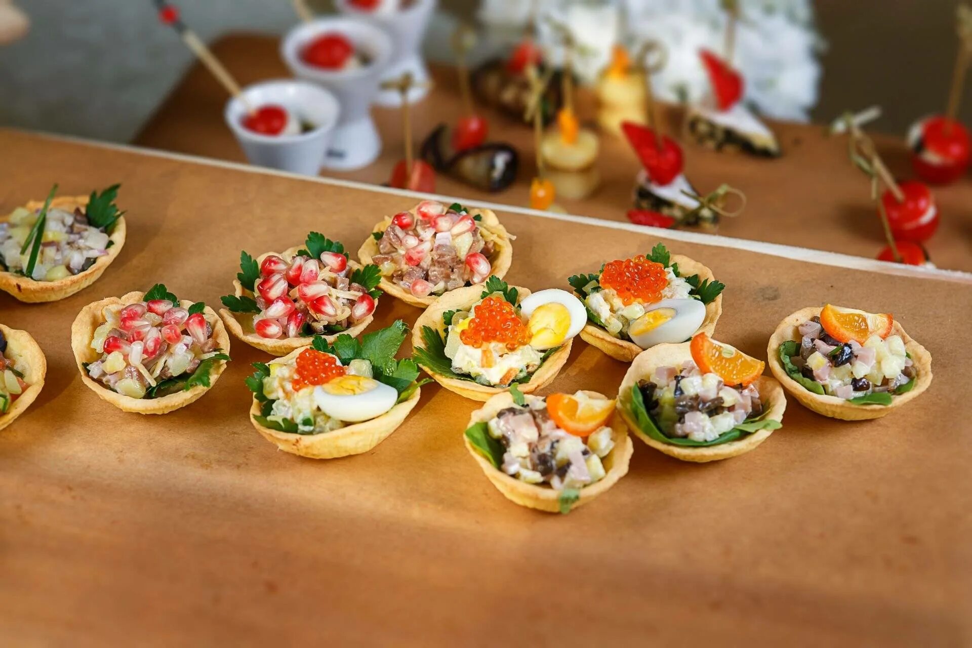 Самые вкусные тарталетки с начинкой. Тарталетки. красивые закуски на праздник. закуски в корзиночках. закуски в тарталетках.
