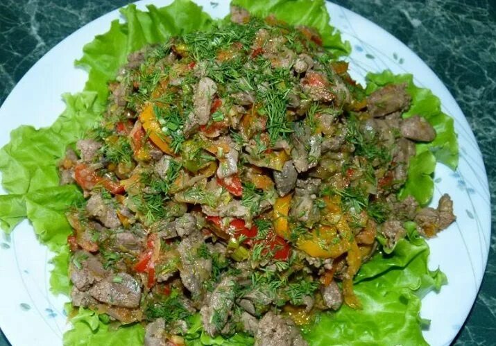 Вкусный салат с куриной печенью рецепт. Салат с печенью. Острый салат с печенью. Салат с печенью говяжьей. Салат из куриной печени.