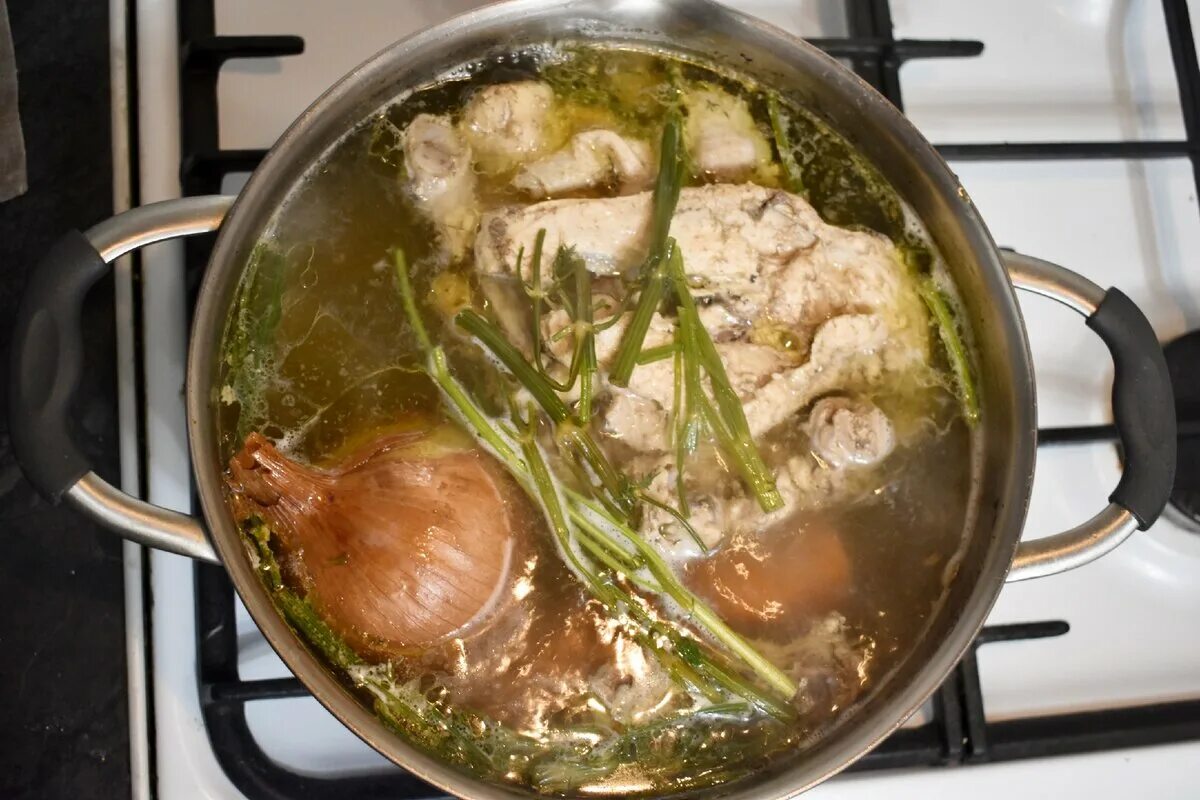 Нужно ли сливать воду после варки. Курица с бульоном в кастрюле. черви в курином бульоне. варка бульона из курицы. куриный бульон при варки.