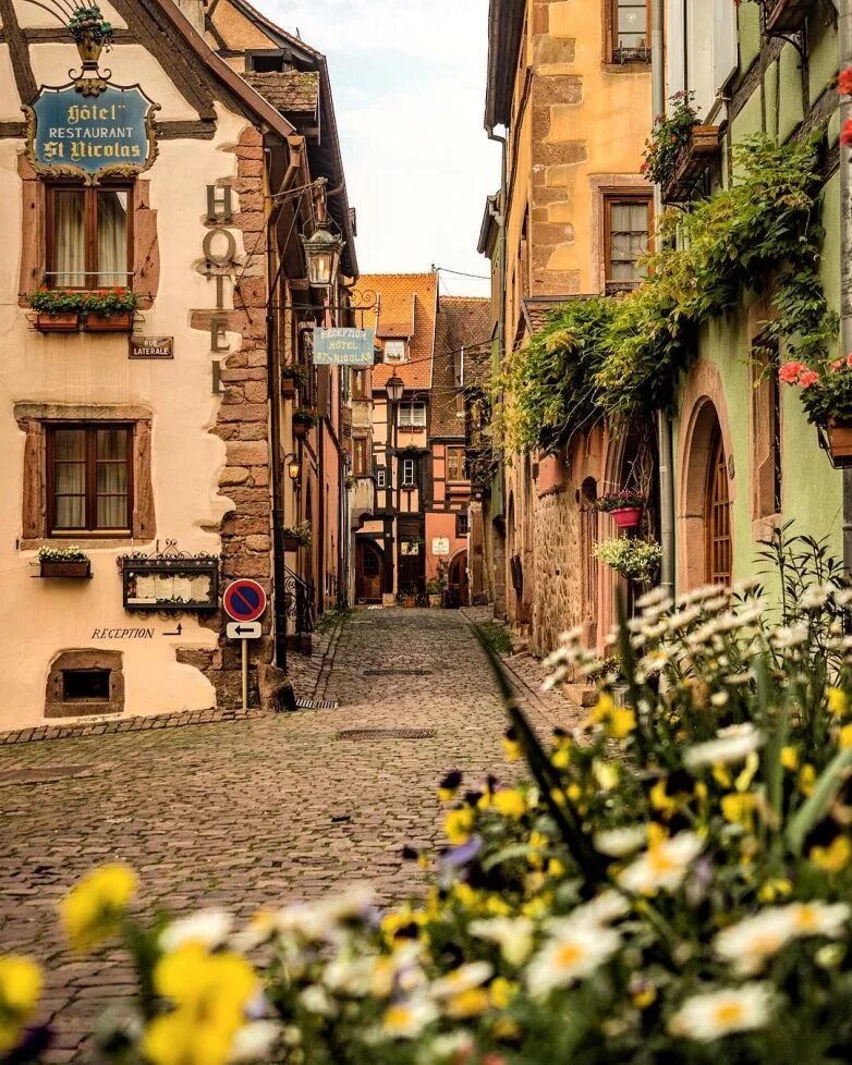 франция люди на улицах. разные улица. необычные улицы. пейзаж города. рига старый город улицы.