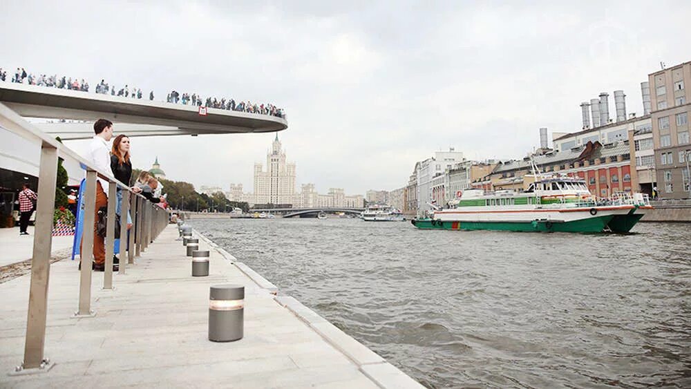 Метро китай город причал. Причал зарядье, москва. причал зарядье. причал в парке зарядье. пристань в зарядье.