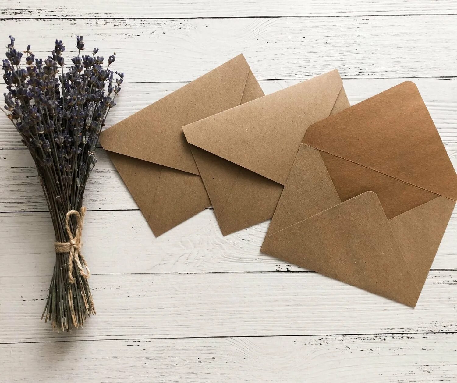 Конверт из крафт бумаги. Конверт из крафтовой бумаги. Пакет из крафт бумаги своими руками. Крафт бумага как сделать. Картонный конверт.