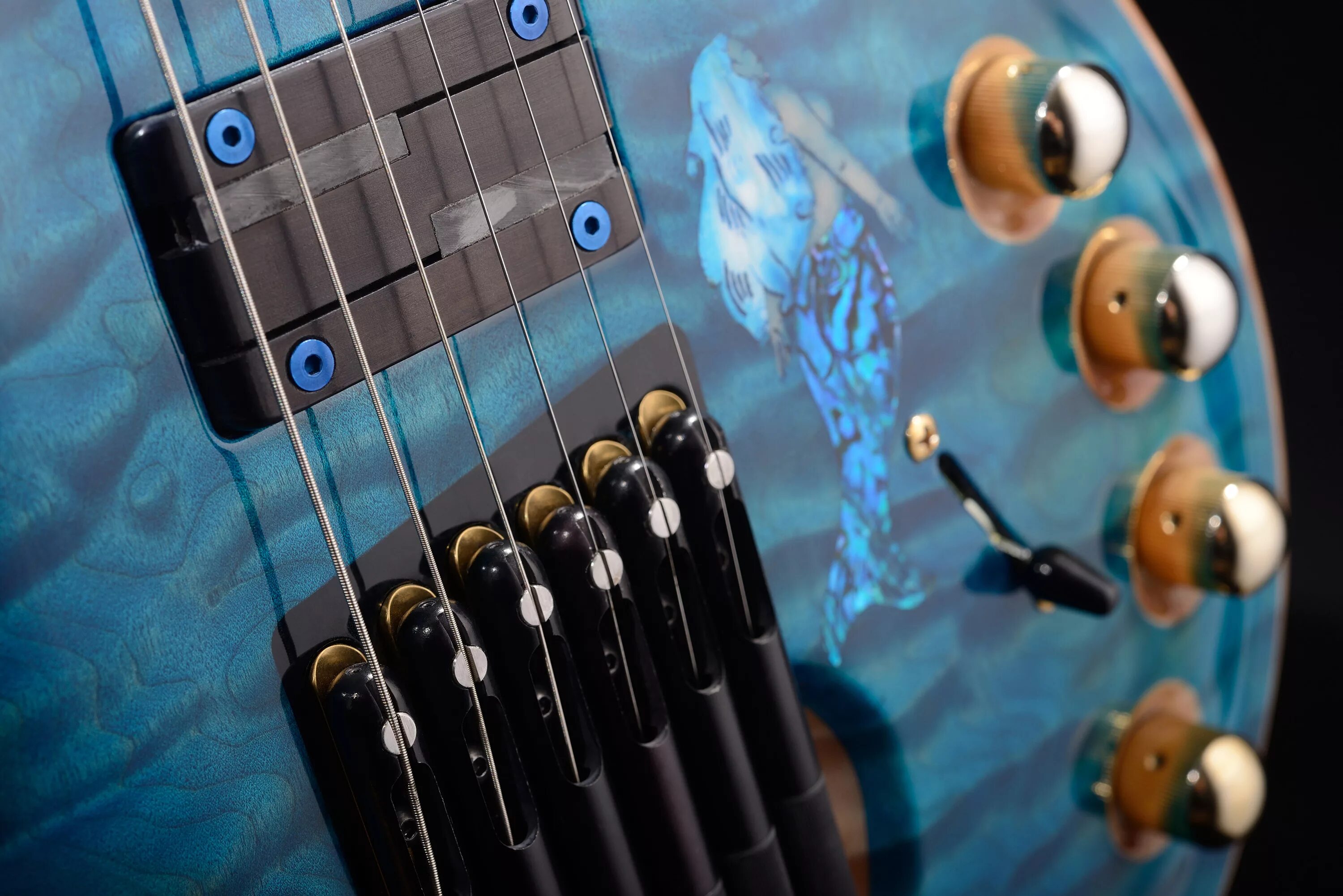 Русалка гитара. Безголовая гитара. колки для безголовой гитары. mera guitars. русалочка с гитарой.