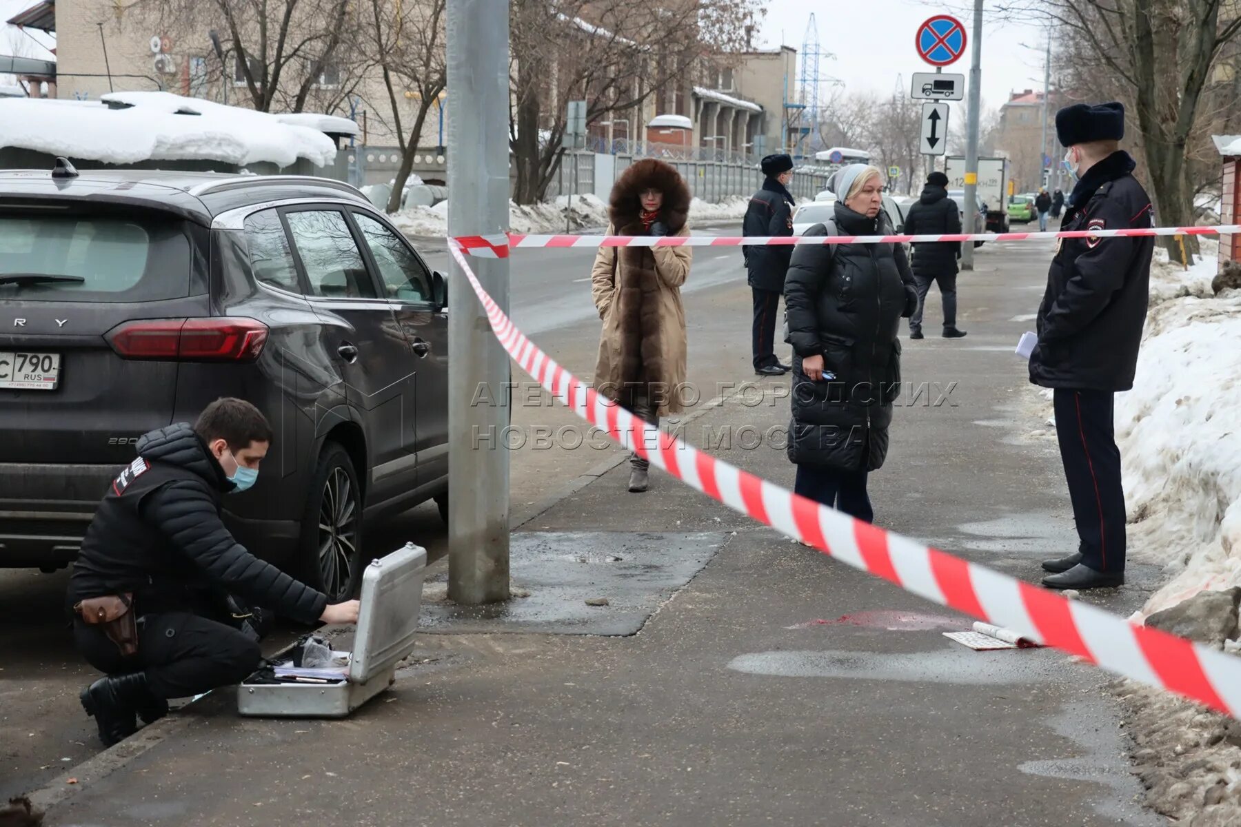 Места нападения. Полиция расследует дело. Зарезали на улице фото.