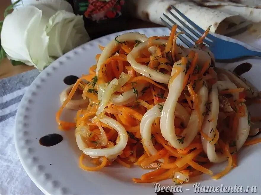 Рецепт кальмары корейская морковь. Рецепт кальмары корейская морковь. Салат хе из кальмара. Салат с кальмарами и корейской морковью. Корейский салат с кальмарами.