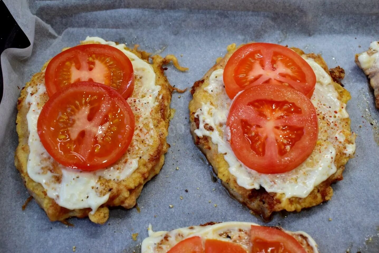 Ароматная куриная отбивная с пикантной сырной корочкой и сочным помидорчиком! Вк