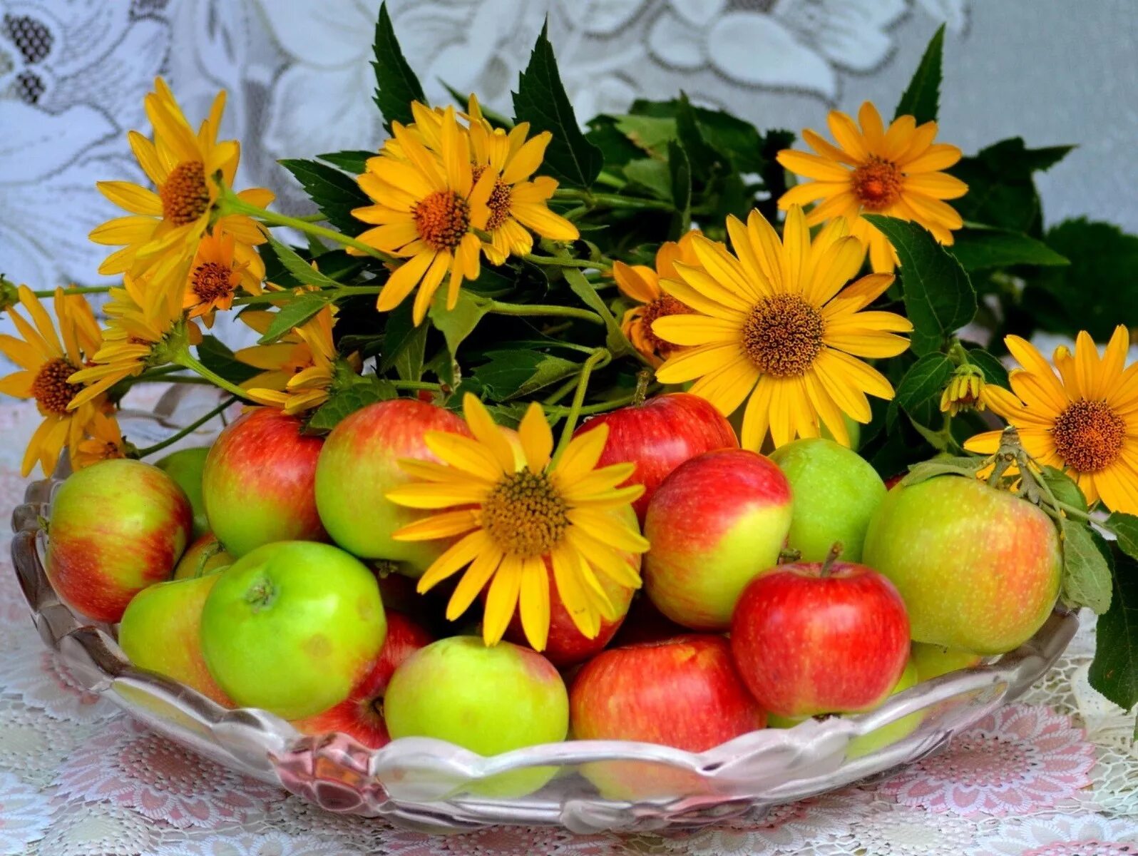 Лето время фруктов. Летние фрукты. Летние дары природы. Цветы и фрукты. Дары природы фрукты.