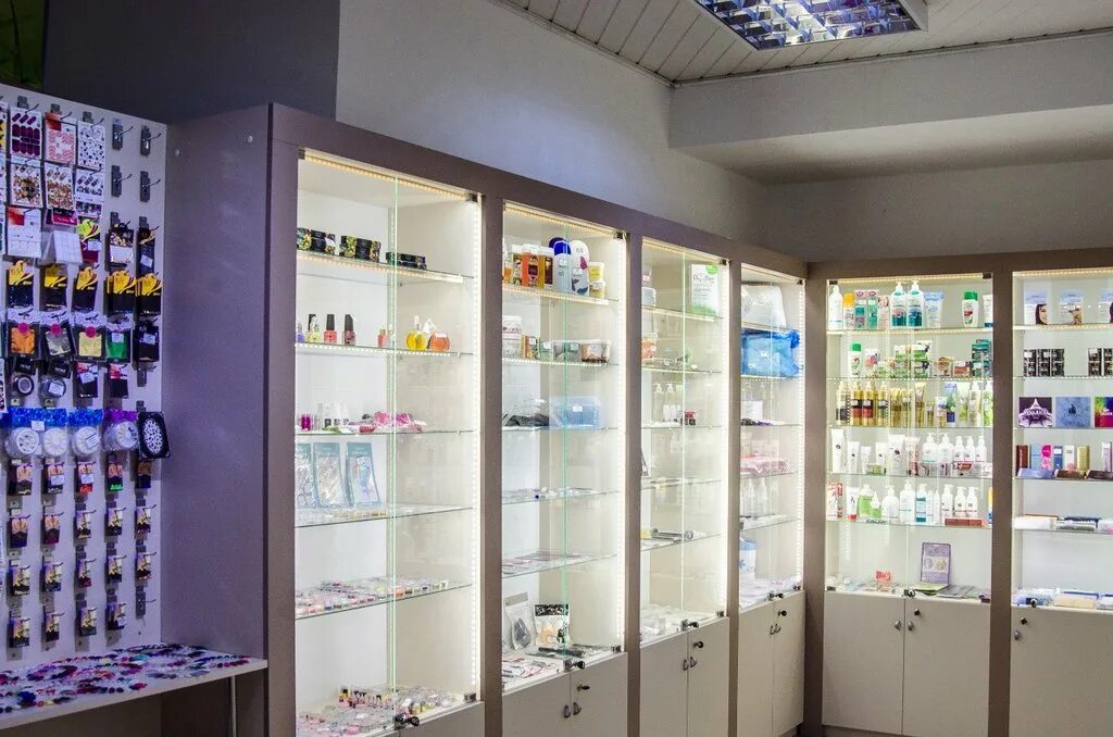 Полки для магазина косметики. На витрине магазина косметики представлены. Витрины для косметики и парфюмерии. На витрине магазина косметики представлены. Витрины для косметики и парфюмерии.