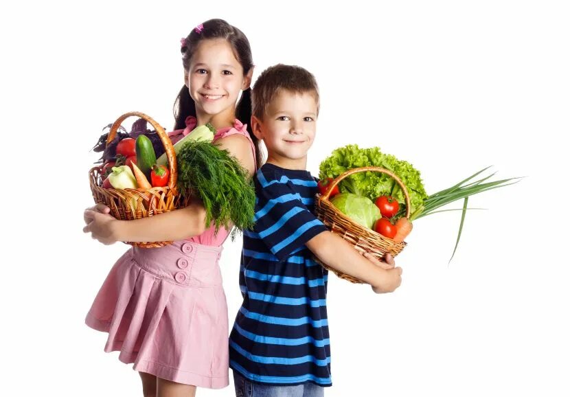 Vegetable family. Дети с корзинкой. Семья с продуктами. Здоровое питание в семье. Фрукты для детей.