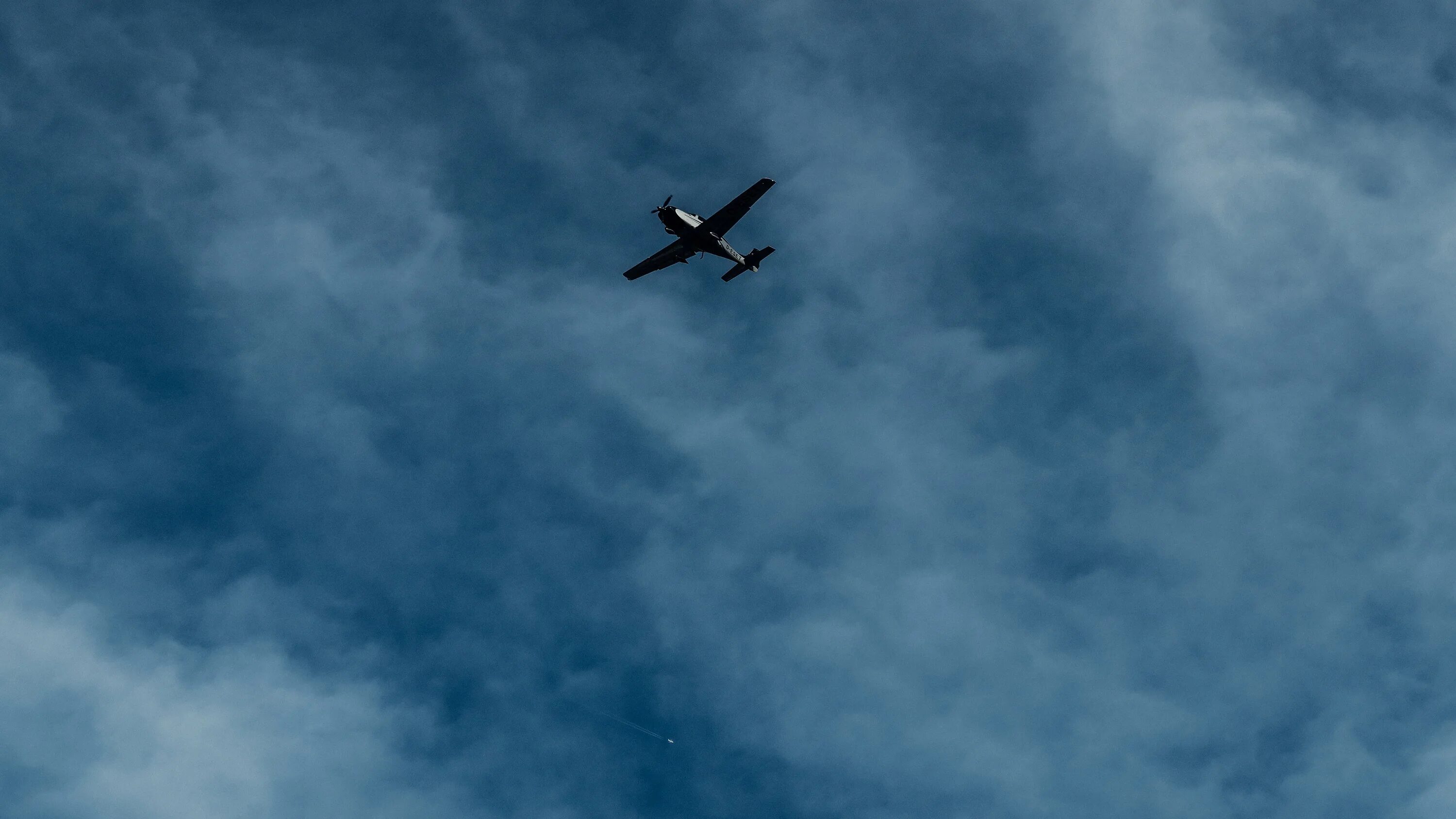 Flying plane 1 4. Самолет в небе. Самолет вдалеке. Самолет в далеке. Самолет в голубом небе.