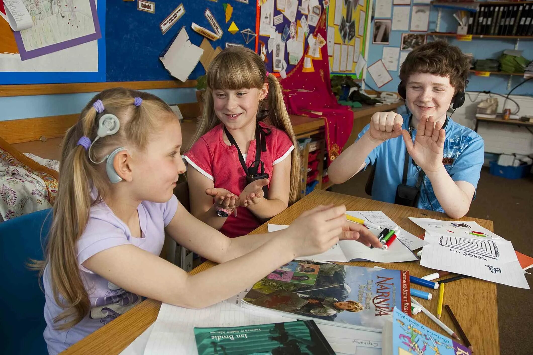 Дети с нарушением слуха.. Слабослышащие дети в школе. Глухие и слабослышащие дети. Занятия с глухими детьми.