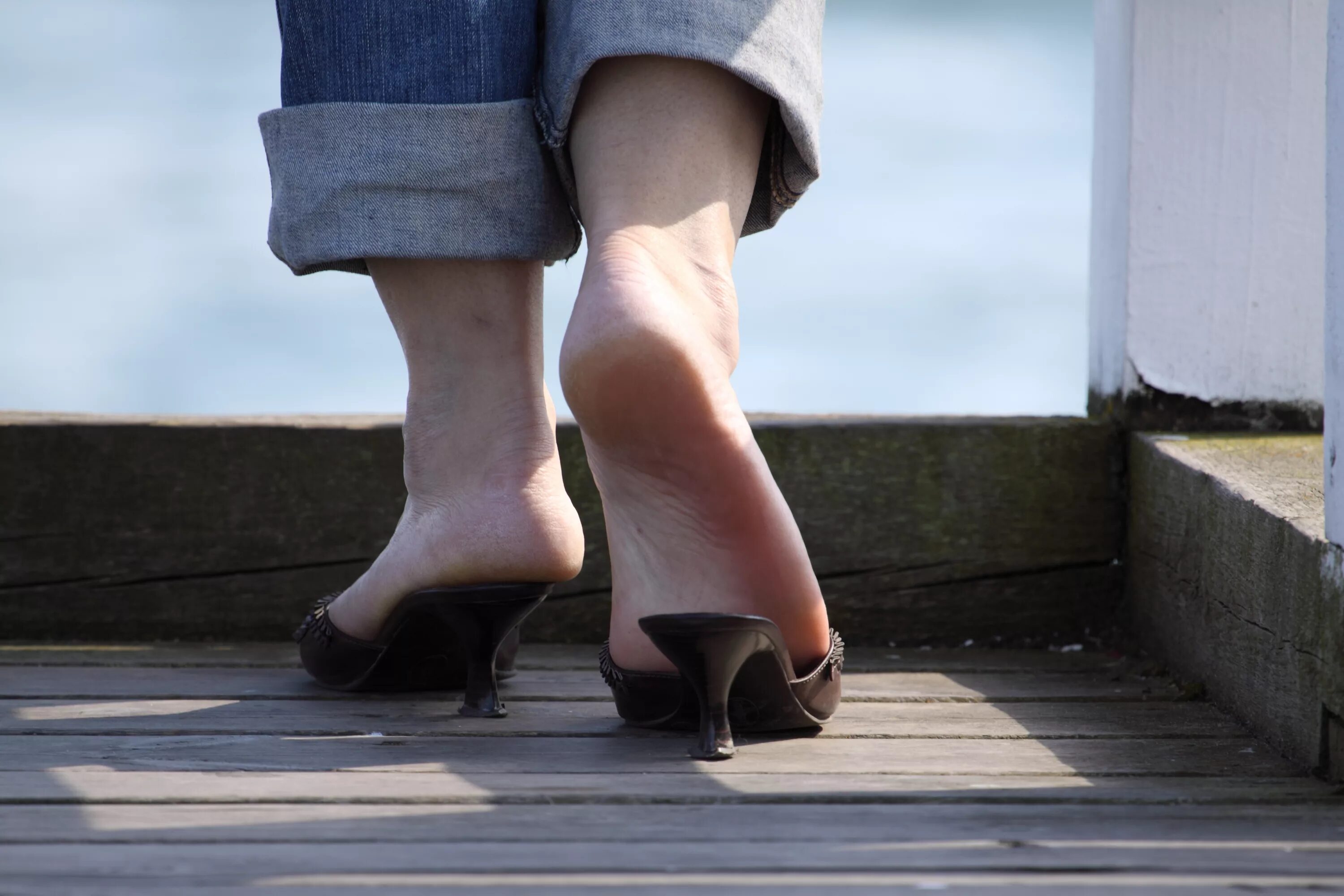 Грустный мальчик. Ступенька для детей. Чел сидит в углу. Обиженный ребенок. Обиженный мальчик.