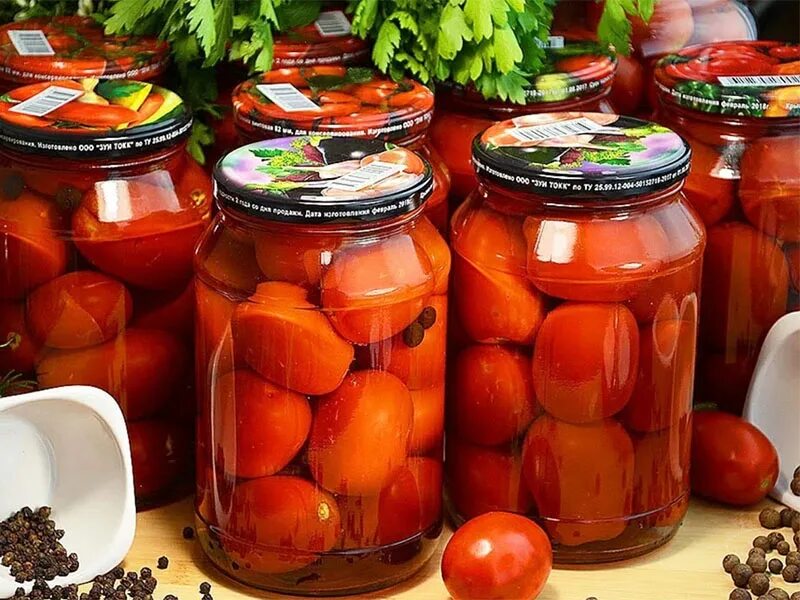 Консервация г. Заготовки на зиму. Овощное ассорти закрутки. Консервирование на белом фоне. Консервация г.