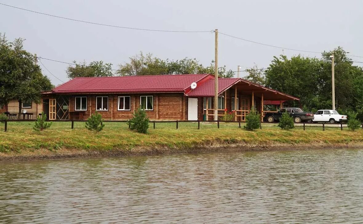 Fishing family горячий ключ. Рыбалка в краснодарском крае с домиками недорого. Рыбалка в краснодарском крае с домиками недорого. База феникс волчанец. Рыбалка на кубани с домиками.