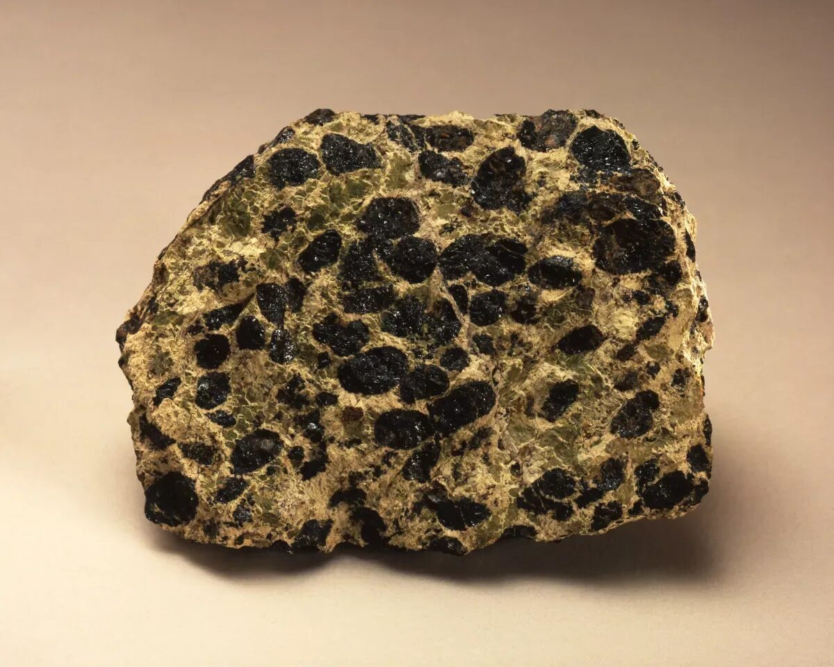 Хромит железа ii. Хромит (хромистый Железняк). Хромит – хромистый Железняк минерал. Хромит оливин. Хромистый Железняк Хромит формула.