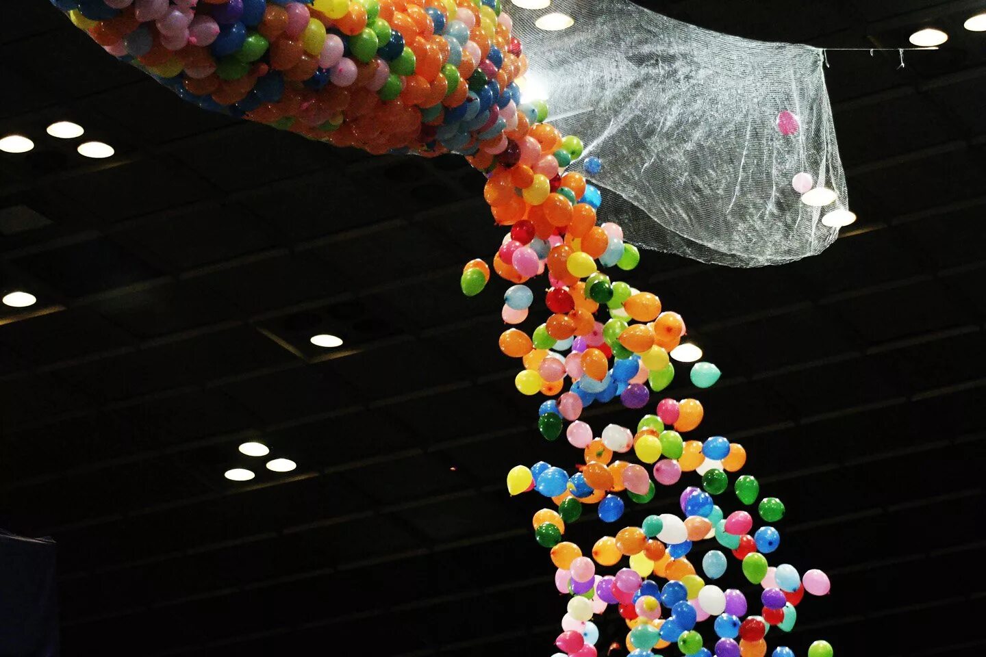 Падение воздушных шаров. Воздушные шары. Шары надувные. Маленькие воздушные шарики. Шары падают с потолка.