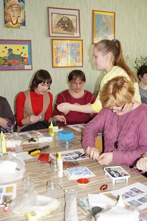 Сайт амурский омск. Центр творчества Амурский. Территория центра творчества Амурский. Томская область в прикладном и изобразительном искусстве. Центр творчества 33 Северная.