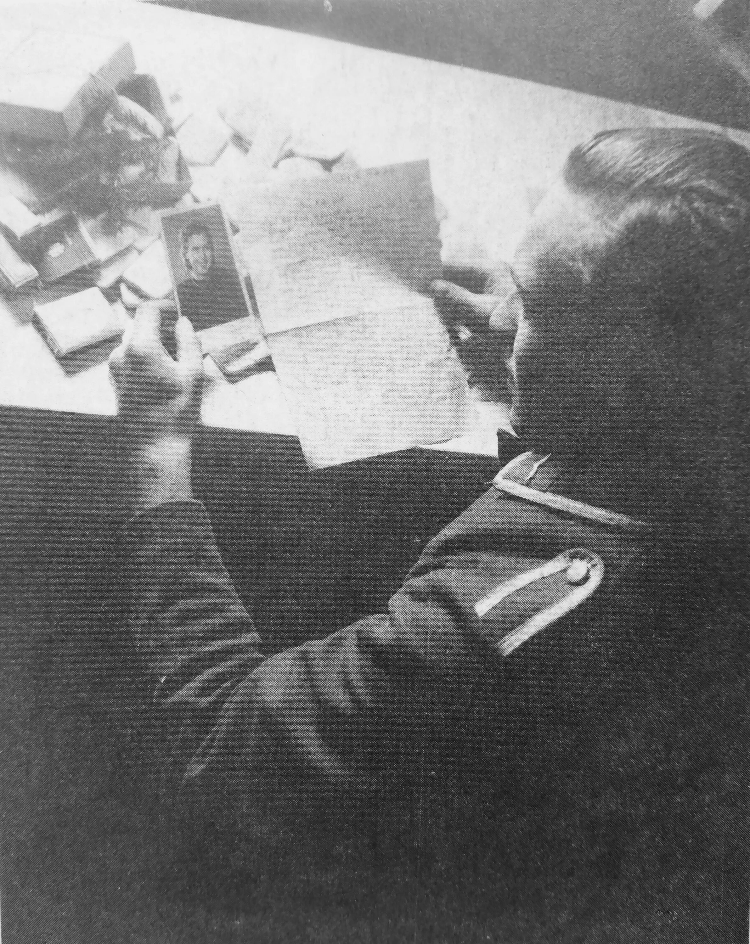 Офицеры читать. Солдат читает письмо на фронте. Бойцы читают письма на фронте. Солдат читает письмо фото. Унтер офицер Люфтваффе.