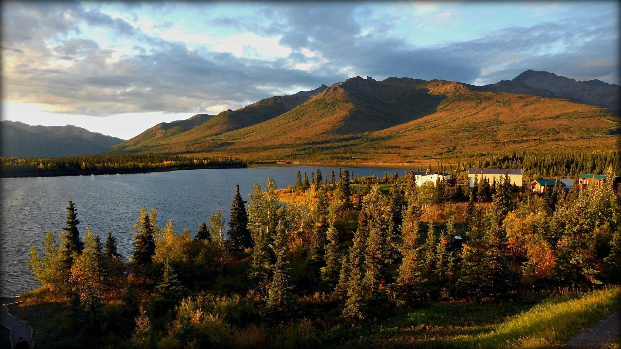 Южная аляска. Национальный парк Денали Аляска. Национальный парк Денали, штат Аляска. Парк Денали Аляска осень. Дом Денали Аляска.