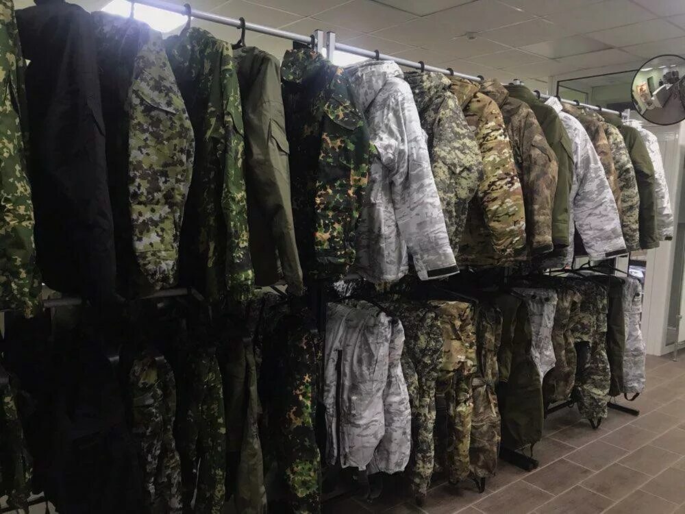 Магазин одежда камуфляж. Камуфляж airborne camouflage бенин. Охотничья форма. Военный магазин. Магазин камуфляжной одежды.