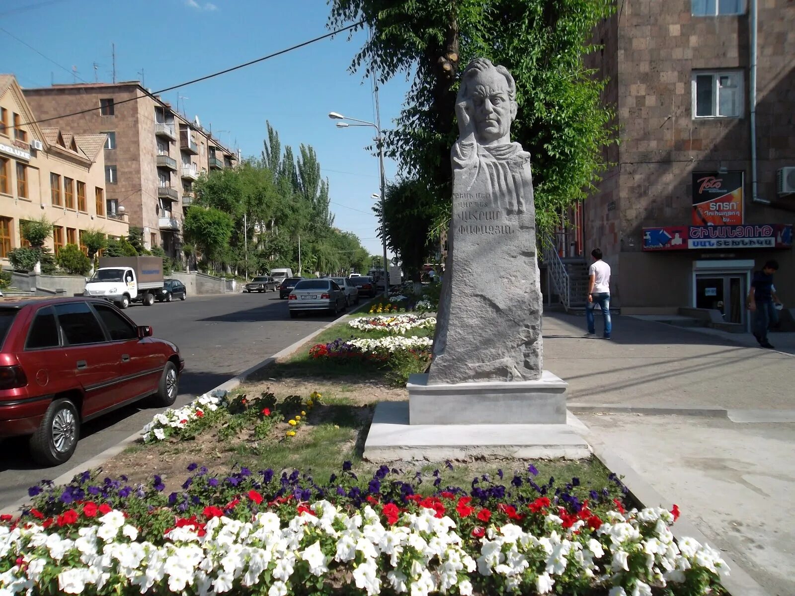 Памятники армянам. Памятник Комитасу в Ереване. Проспект Комитаса Ереван. Памятник адмиралу Исакову в Ереване. Памятник армянского Комитаса в Ереване.